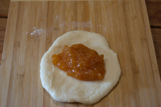 Пироги в духовці з дріжджового тіста з абрикосовим джемом, фото рецепт