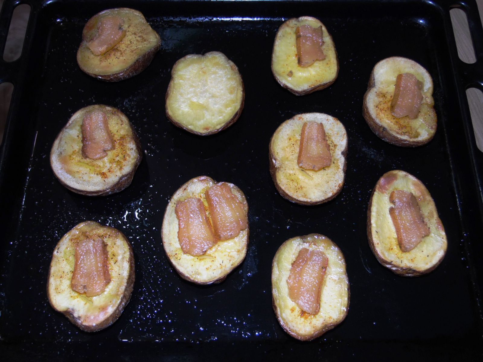 Картопля, запечена в духовці, з пікантним соусом, фото рецепт