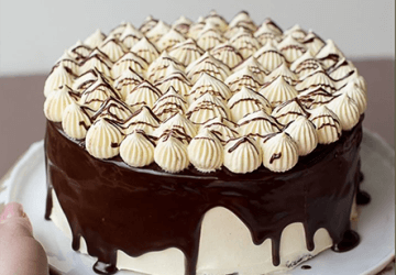 Як прикрасити торт цукерками, карамеллю, шоколадом?
