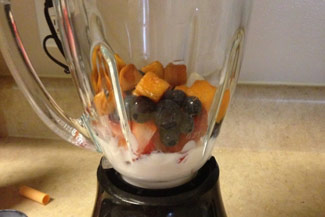 Домашній йогурт з кефіру і фруктів, фото рецепт