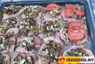 Мясо запечене в духовці з грибами і сиром, фото рецепт