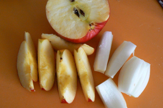 Качині стегенця з яблуками і картоплею в духовці, фото рецепт