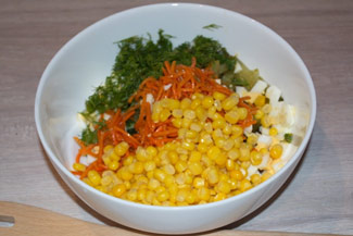 Не складний салат з салямі і кукурудзою, фото рецепт