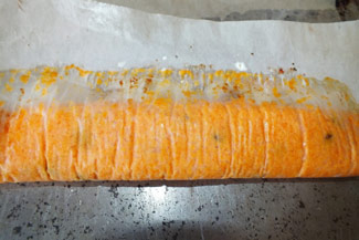 Солодкий рулет з моркви з курагою, фото рецепт
