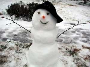 Як зліпити снігову бабу з снігу: покрокова інструкція