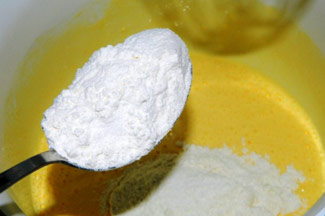 Пиріг на кефірі з яйцем в мультиварці, фото рецепт