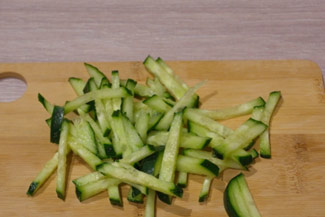 Не складний салат з салямі і кукурудзою, фото рецепт