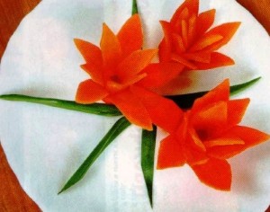 Як зробити квіти з моркви для прикраси страв, покрокові фото