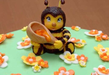 Як прикрасити медовий торт?