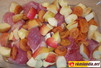 Індичка, запечена в духовці з яблуками і курагою, фото рецепт