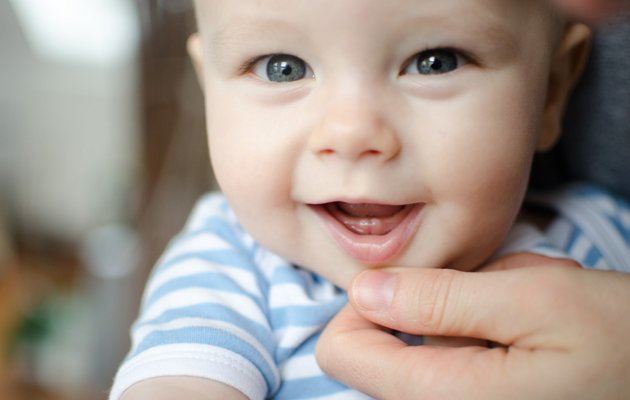 Прорізування зубів у немовлят: симптоми і ознаки появи перших зубів у немовлят