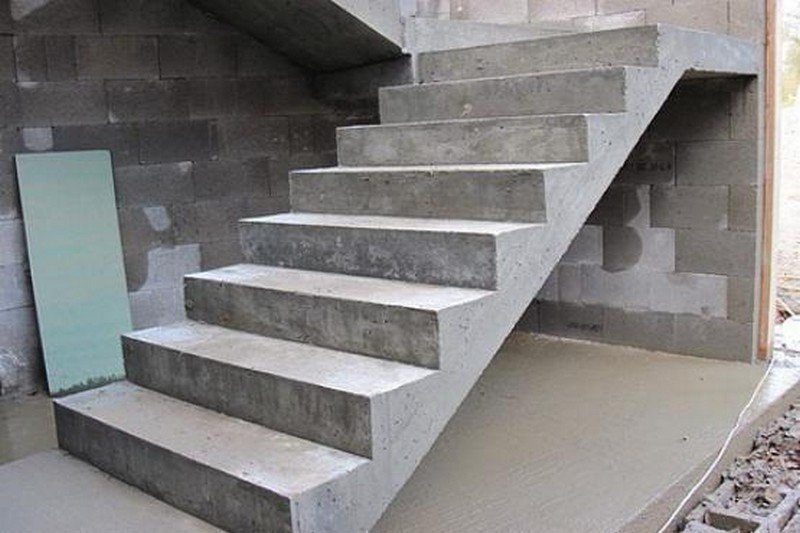 Сходи з бетону: особливості самостійного виготовлення
