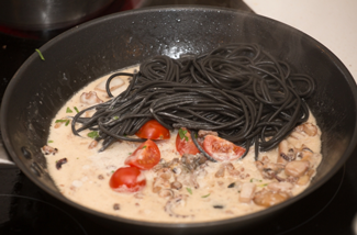 Чорні спагетті з морепродуктами, фото рецепт