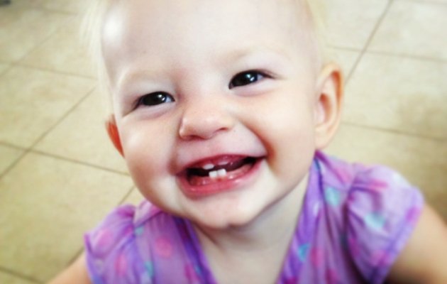 Прорізування зубів у немовлят: симптоми і ознаки появи перших зубів у немовлят