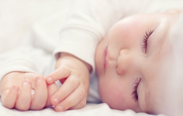 Новонароджена дитина погано спить   яким повинен бути сон немовляти вдень і вночі