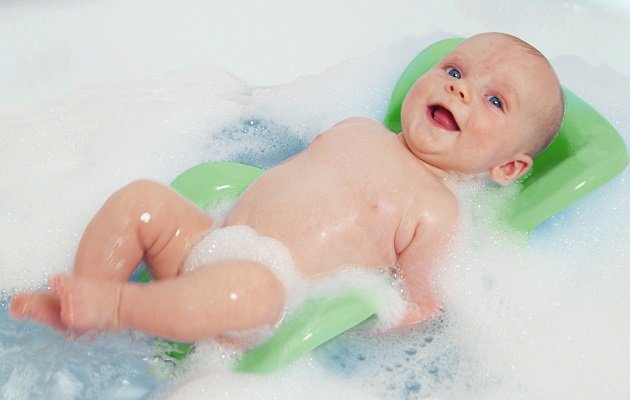 Яка температура води для купання новонароджених немовлят буде оптимальною