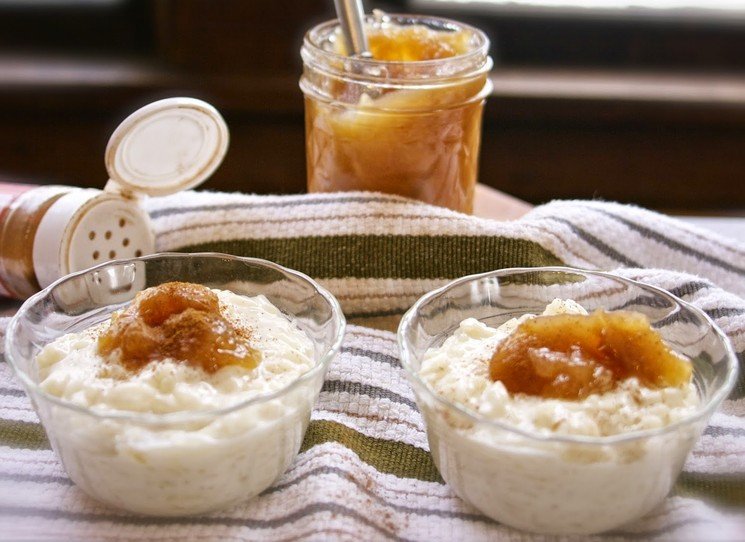 Пудинг рисовий з яблуками і абрикосовим соусом | покроковий рецепт з фото
