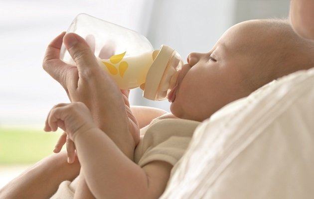 Суміші для годівлі новонароджених: як вибрати, яким повинно бути штучне годування дитини