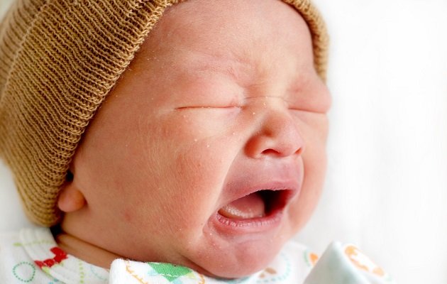 Коліки у новонароджених: симптоми, лікування та масаж