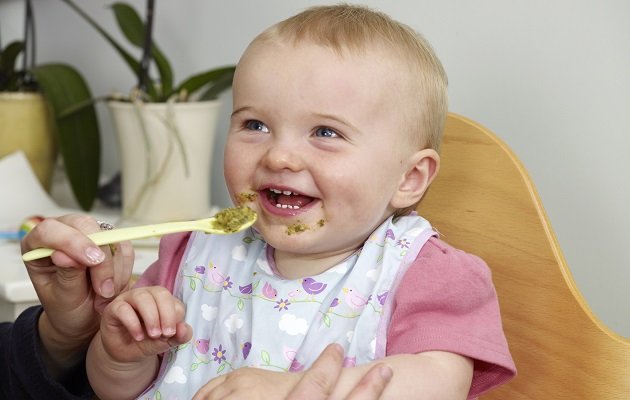 Меню дитини 10 місяців: раціон і приблизний режим харчування немовляти