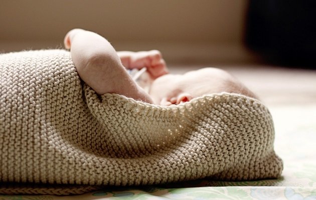 Вязаний гачком плед для новонародженого і схеми вязаних ковдр спицями