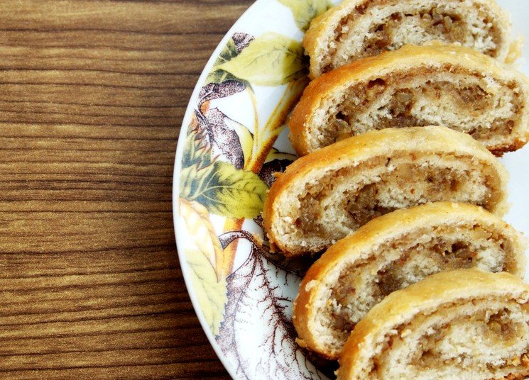 Рулет з горіхами і корицею