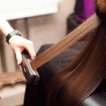 Кератинове випрямлення волосся: що це таке і як робити?
