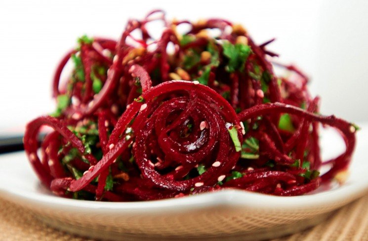 Що готувати з буряка — рецепт бурякового салату з соусом