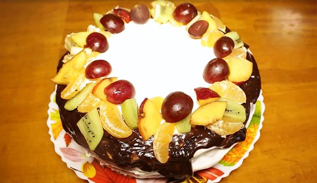 Прикраса святкового торта для чоловіка на 23 лютого