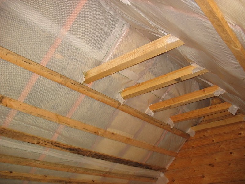 Пароізоляція для даху: матеріали та інструкція по монтажу