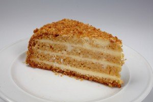 Корисні поради та рецепти з фото для приготування медового торта в мультиварці Редмонд і Поларіс.