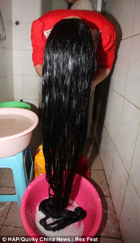 Китаянка відростила волосся довжиною 199 см !