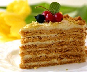 Корисні поради та рецепти з фото для приготування медового торта в мультиварці Редмонд і Поларіс.