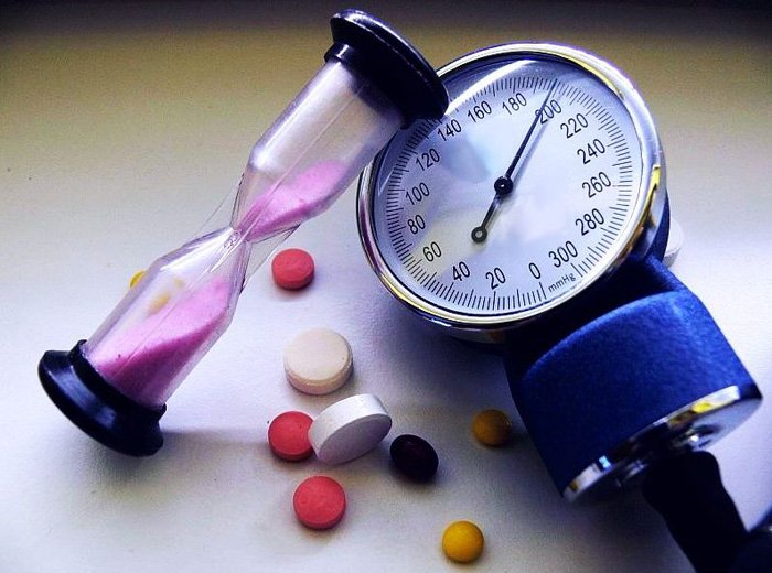 Як нормалізувати тиск за допомогою лікарських препаратів і народних засобів?