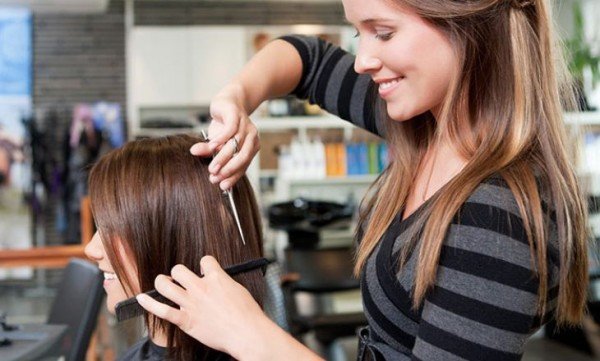 Чи можна мамі стригти волосся доньці: народна прикмета, вірити чи ні?