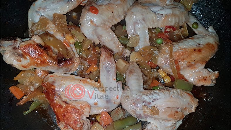 Надзвичайно смачні смажені курячі крильця з овочами — рецепт покроково з фото