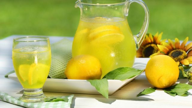 Гаряча вода з лимоном: користь і шкода, натщесерце вранці, відгуки, рецепти