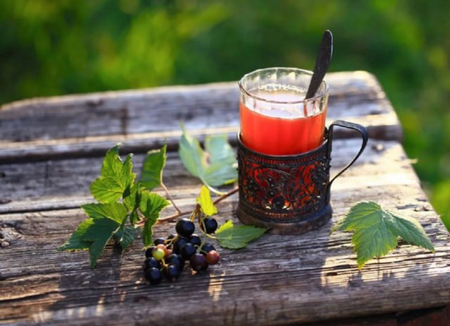 Чай з листя смородини: чим корисний, як правильно заварювати, шкоду
