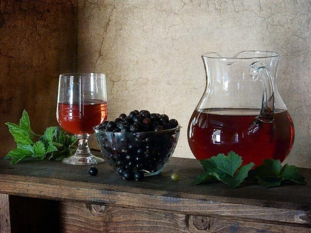 Домашня наливка з смородини: на горілці, спирту, самогоні, з забродивших ягід