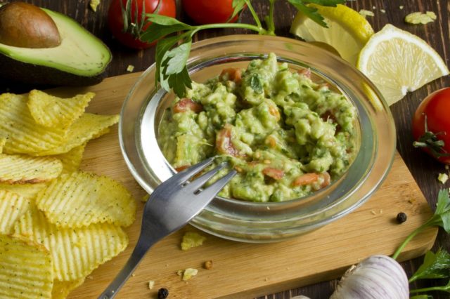 Класичний рецепт гуакамоле з авокадо: як приготувати соус, з чим їдять