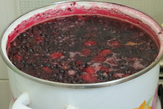 Компот з чорної (червоної) смородини, полуниці: покрокові рецепти з фото