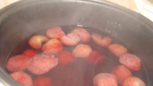 Компот з чорної (червоної) смородини, полуниці: покрокові рецепти з фото