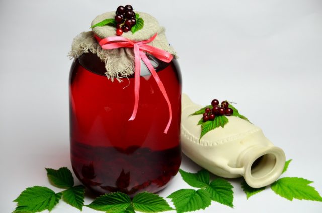 Компот із червоної смородини: рецепти на зиму і в каструлі з фото, на 3 літрову банку