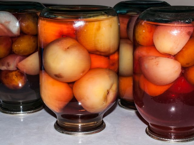 Компот з яблук і персиків: рецепти на зиму