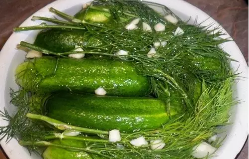 Малосольні огірки: рецепт швидкого приготування в каструлі