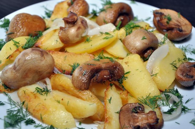 Маслюки смажені (тушковані) з картоплею: смачні рецепти з фото, як приготувати на сковороді, в мультиварці, як посмажити з цибулею