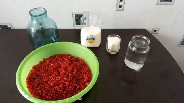Наливка з червоної смородини на горілці: прості рецепти в домашніх умовах