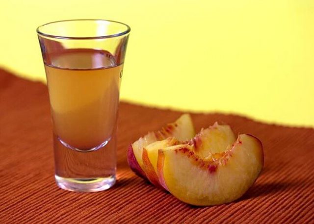Наливка з персиків: прості рецепти на горілці, без горілки, на спирту