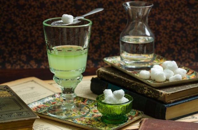 Настоянка на тархун (естрагон): корисні властивості, рецепти на горілці, на спирту