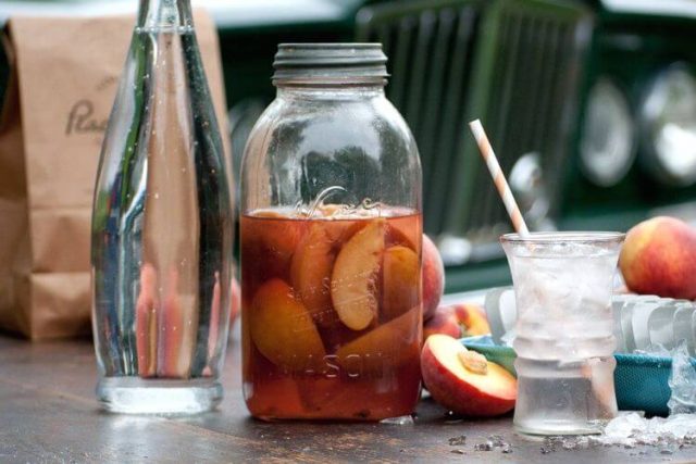 Персикова настоянка: як зробити в домашніх умовах, рецепти на горілці, на спирту, на коньяку, на персикових кісточках